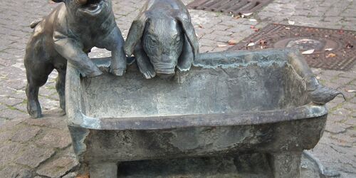 Detail des Gänsebrunnens von Bernd Streiter vor dem Wallgebäude, Foto: terra press Berlin