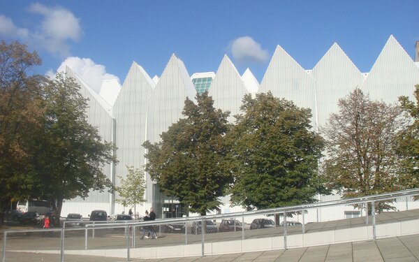 Plac Solidarności, im Hintergrund die Philharmonie Stettin  shutterstock/Yurii Bloshko