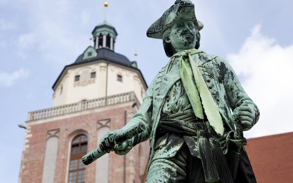 Fürst-Leopold-Denkmal vor der Marienkirche  M. Bader