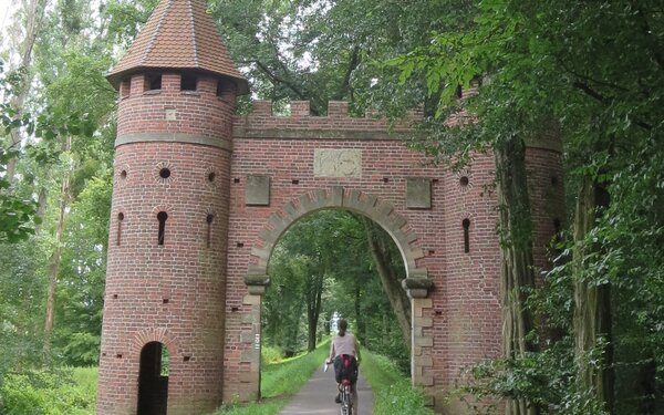 Walltor auf dem Elberadweg  Martina Göttsching