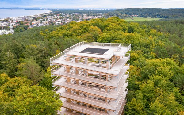 Turm vom Baumwipfelpfad im Herbst, Foto: Erlebnis Akademie AG/Baumwipfelpfad Bayerischer Wald