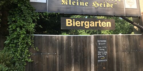 Waldgaststätte Kleine Heide Eingang Biergarten, Foto: Anet Hoppe