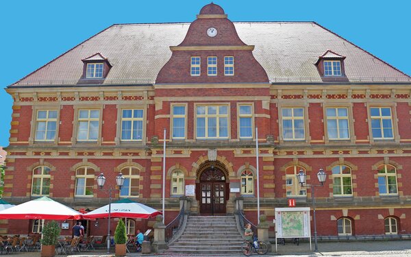 Das Calauer Rathaus befindet sich direkt am Marktplatz im Herzen der Innenstadt, Foto: Stadt Calau / Jan Hornhauer