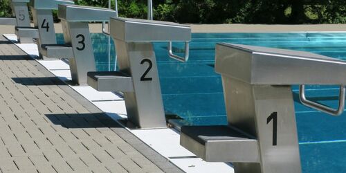 Die Startblöcke am Schwimmerbecken., Foto: Jan Hornhauer, Lizenz: Stadt Calau