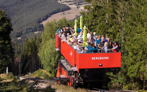 Cabrio-Wagen der Standseilbahn, Foto: Paul Henschel by PH-Enterprise, Lizenz: Oberweißbacher Berg- und Schwarzatalbahn