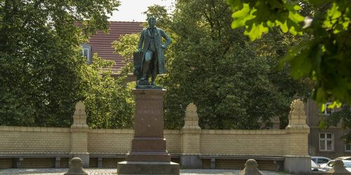 Schinkeldenkmal auf dem Kirchplatz in Neuruppin, Foto: ScottyScout