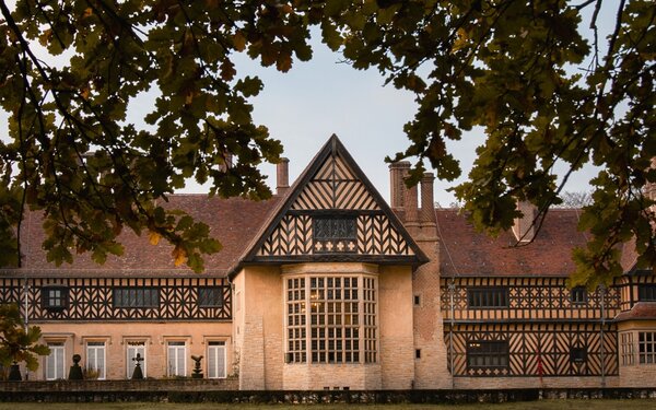 Sicht auf das Schloss Cecilienhof von der Seeseite, Foto: André Stiebitz, Lizenz: PMSG/SPSG