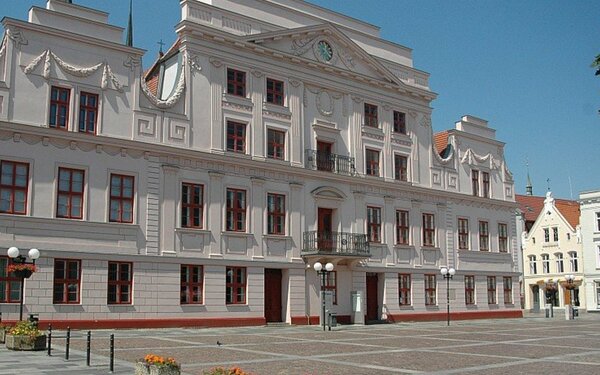 Das Güstrower Rathaus mit klassizistischer Fassade Christoph Nahr