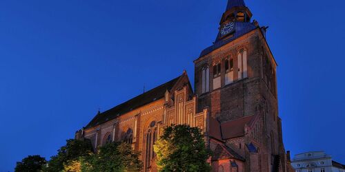 Außenansicht Pfarrkirche St. Marien bei Nacht, Foto: Helga Möbius