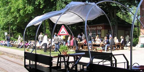 Blick in den Biergarten am Erlebnisbahnhof Mellensee, Foto: Erlebnisbahn GmbH