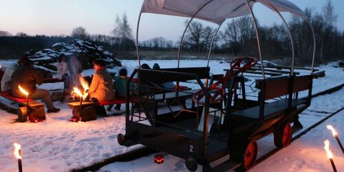 Winter-Märchen-Tour mit der Draisine, Große Hebeldraisine vor dem Lagerfeuer, Foto: Erlebnisbahn GmbH