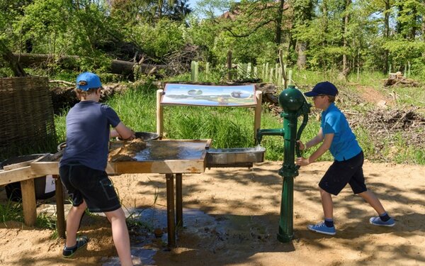 Wasserspieltisch im AuenReich, Foto: Dieter Damschen, Lizenz: Tourismusverband Prignitz e.V.