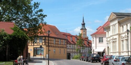 Blick von der Innenstadt auf die Kirche