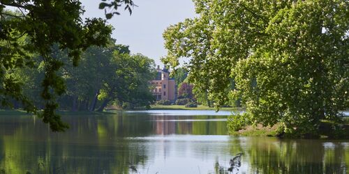 Blick über den Salzteich auf Schloss Altdöbern, Foto: Boris Aehnelt, Lizenz: Boris Aehnelt