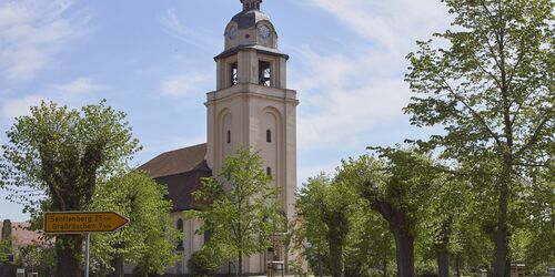 Evangelische Kirche - Blick durch die historischen Lindenpflanzungen, Foto: Boris Aehnelt