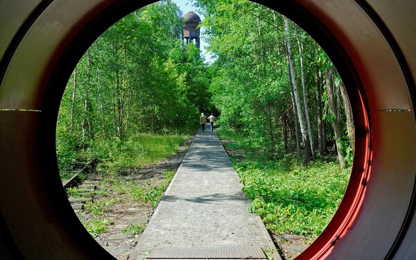 Natur-Park Südgelände, Blick aus der Beschleunigungsröhre zum Wasserturm, Foto: Holger Koppatsch