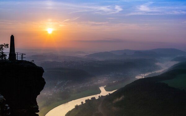 Sonnenaufgang vom Lilienstein (mit Obelisk), Foto: Christoph Perret, Lizenz: Tourismusverband Sächsische Schweiz e.V.