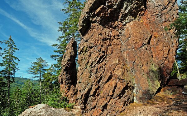 Felsengruppe 'Roter Turm' mit Inselsberg oberhalb des Lauchagrunds, Foto: Lenz