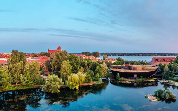 Das Müritzeum liegt am Rand der Altstadt von Waren am idyllischen Herrensee, Foto: Felix Gänsicke