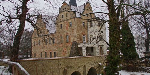 Wasserschloss Oberau Seitenansicht mit Schnee, Foto: Sylvia Rosenbaum