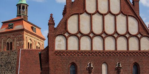 Giebel der St. Johanniskirche mit Marktturm im Hintergrund, Foto: TMB-Fotoarchiv/ScottyScout