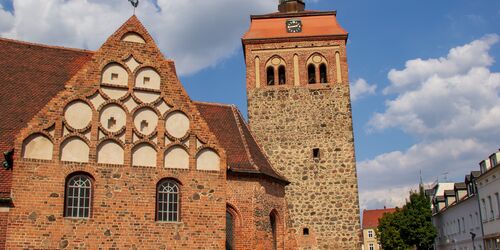 St. Johanniskirche und Marktturm in Luckenwalde, Foto: TMB-Fotoarchiv/ScottyScout