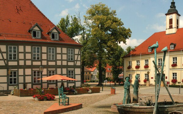 Der Markt mit historischem Rathaus und Marktbrunnen, Foto: terra press