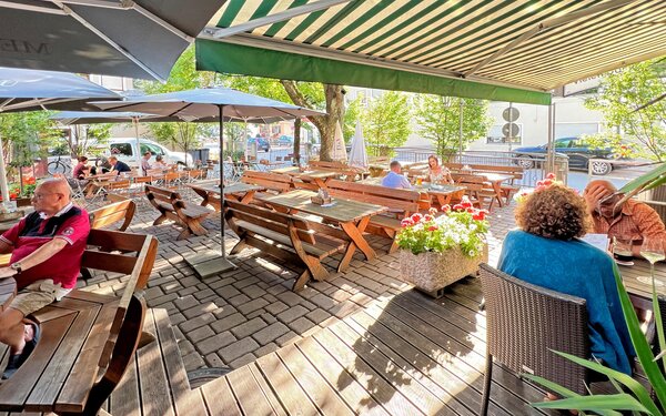 Im Biergarten des "Metzgerbräu" in Hohenwart, Foto: Uwe Miethe