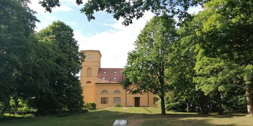 Gutspark Netzeband mit Temnitzkirche, Foto: Jannika Olesch