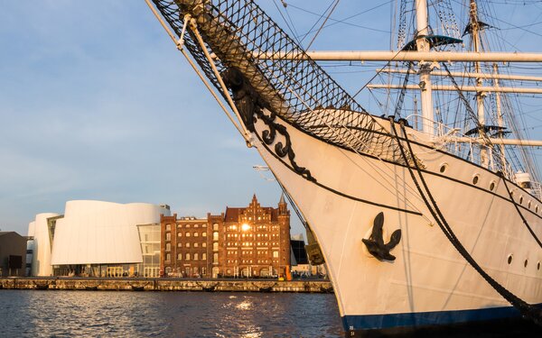 Gorch Fock I vor Hafenkulisse, Foto: Erik Hart