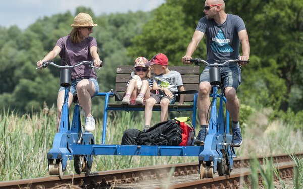 Fahrraddraisine auf der Strecke Zossen-Jüterbog , Foto: Erlebnisbahn, Lizenz: Erlebnisbahn